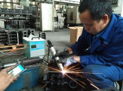 某汽车配件厂用ZY-12智能电火花堆焊修复机修复汽车铸件现场图片