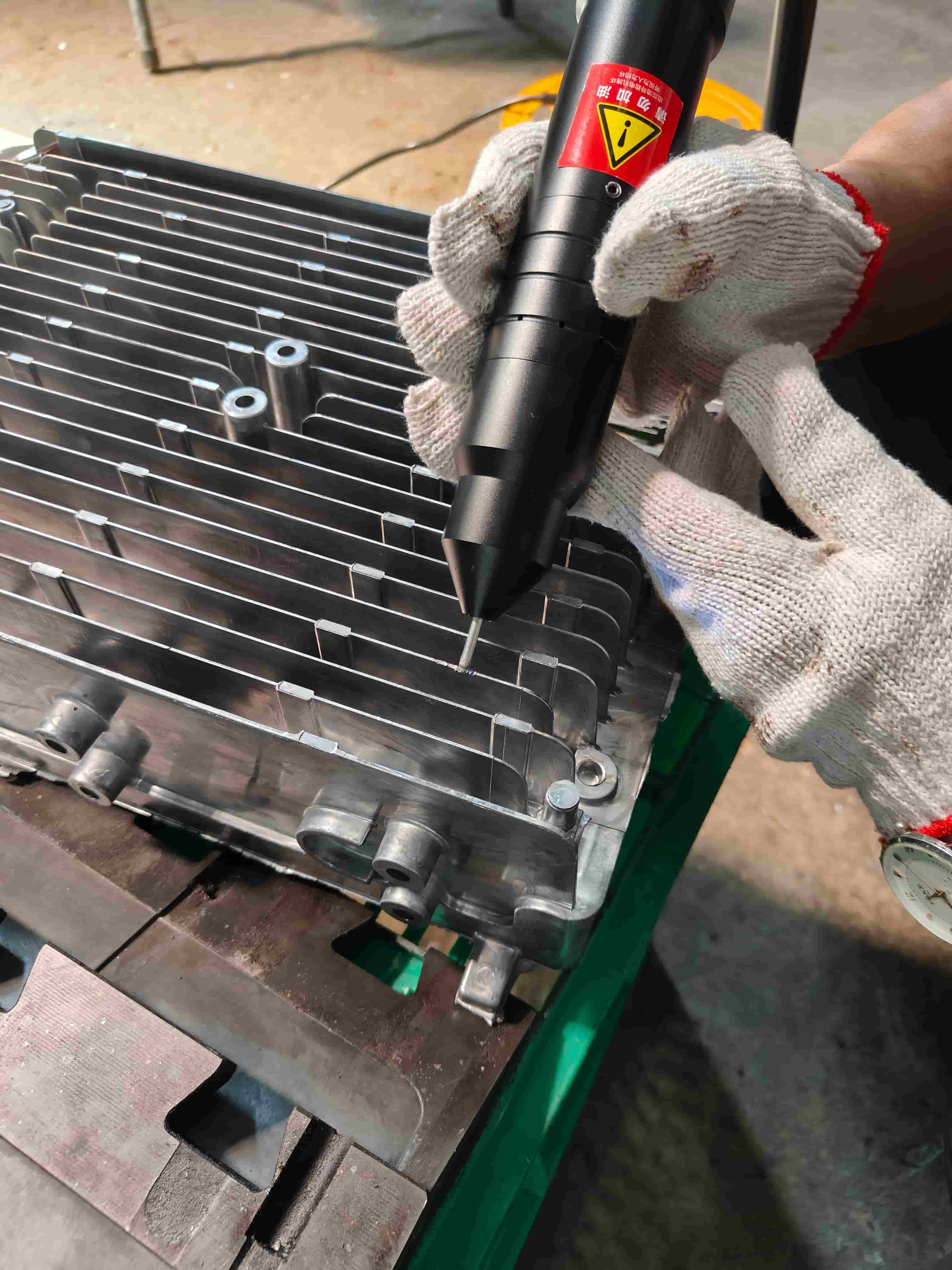 模具修复选哪种冷焊机？锐巨这款精密机型成行业首选